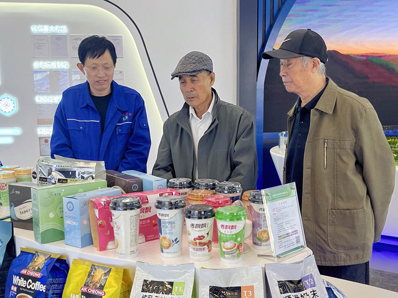 市离退休干部到尊龙凯时生物调研经济社会发展情况(图2)